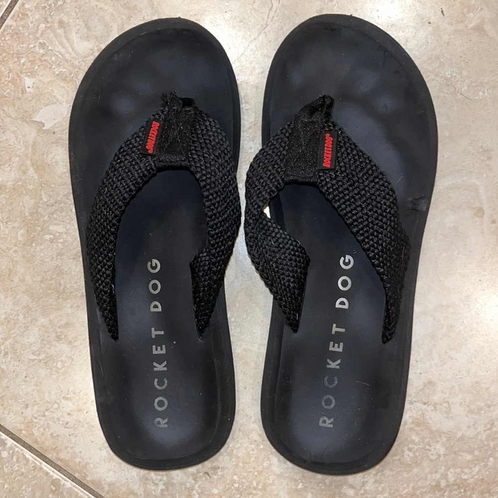 Black flip flops 🖤